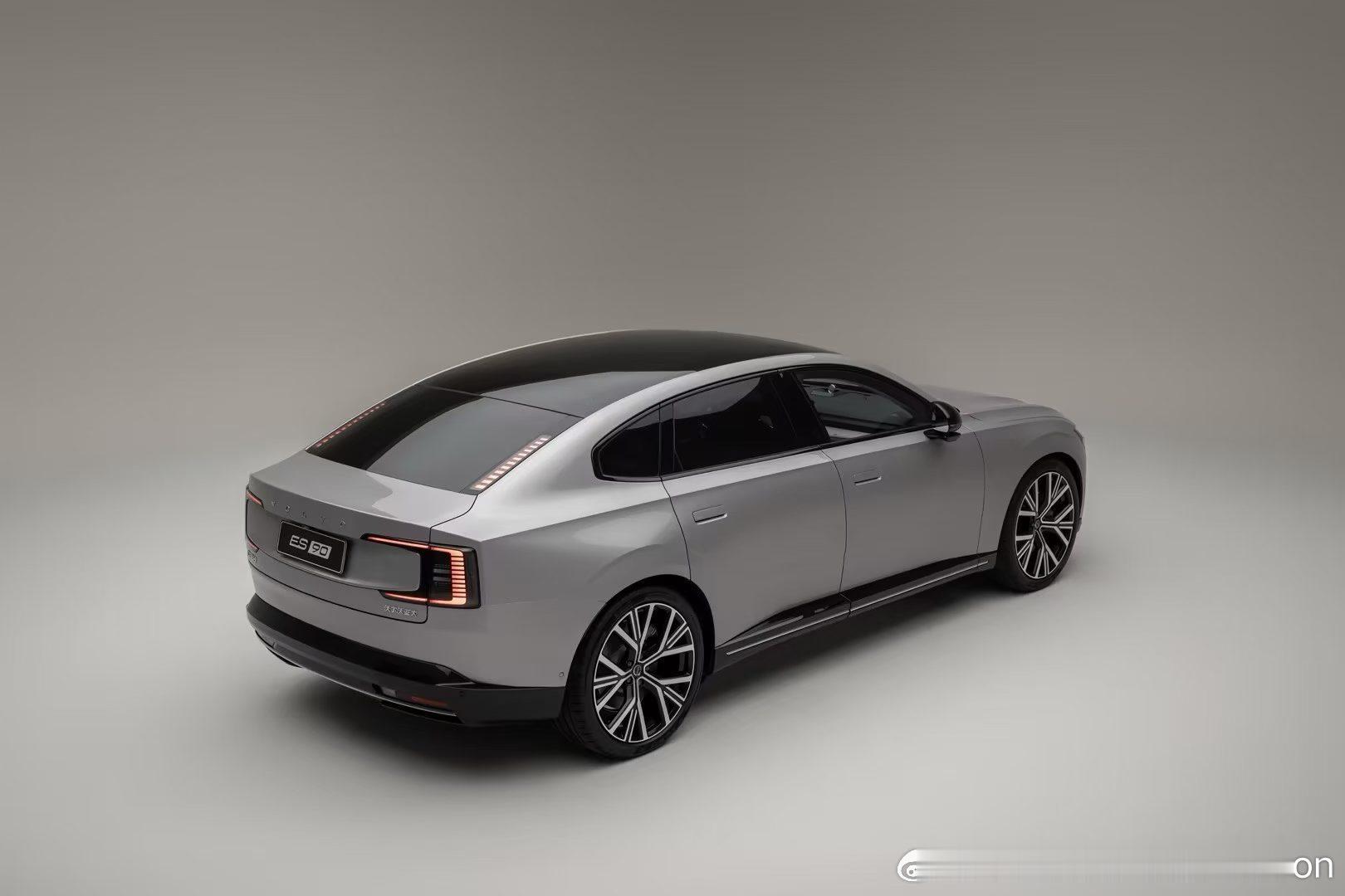 ES90极致平衡美学，豪华恰如其分。全新纯电旗舰轿车沃尔沃ES90，不负旗舰之