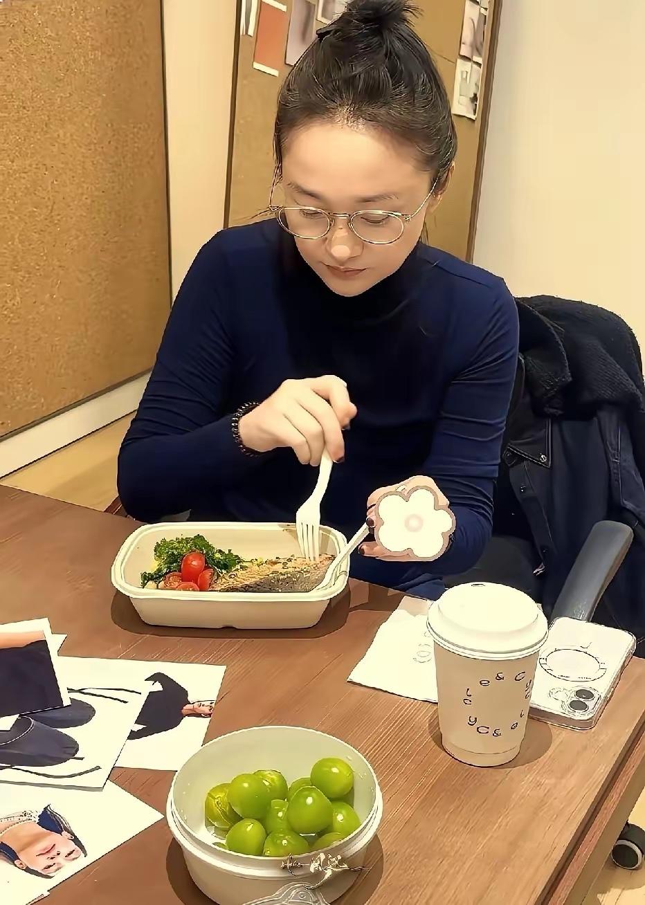 个人觉得，周迅是明星里面，吃轻食搭配比较好的了，有荤有素，还有水果。周迅吃的