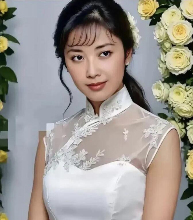 当年她一演女儿国国王，朱琳的美就惊艳了所有人，刘亦菲再美，也比不上她！她的美是天
