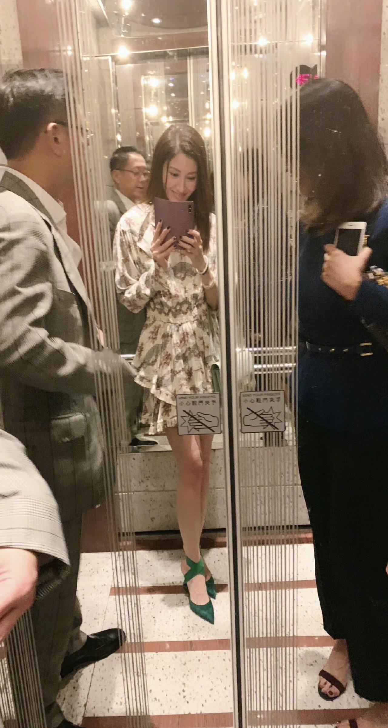 2019年，李嘉欣晒在电梯里的自拍照，老公许晋亨陪在身边，她笑的是那么的开心。