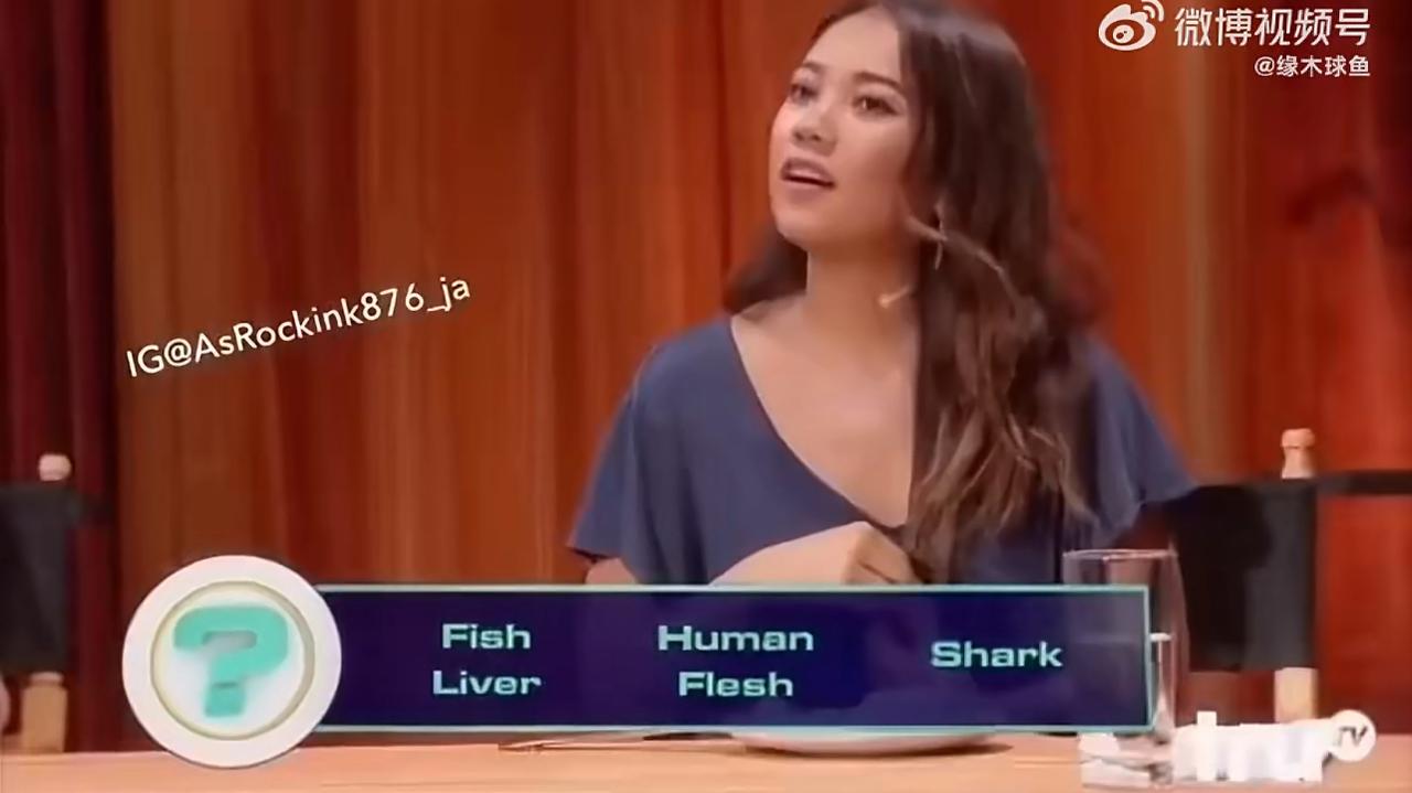 网上疯传一则“美国美食节目用人肉做香肠”的消息，视频里厨师一本正经地介绍“人肉香