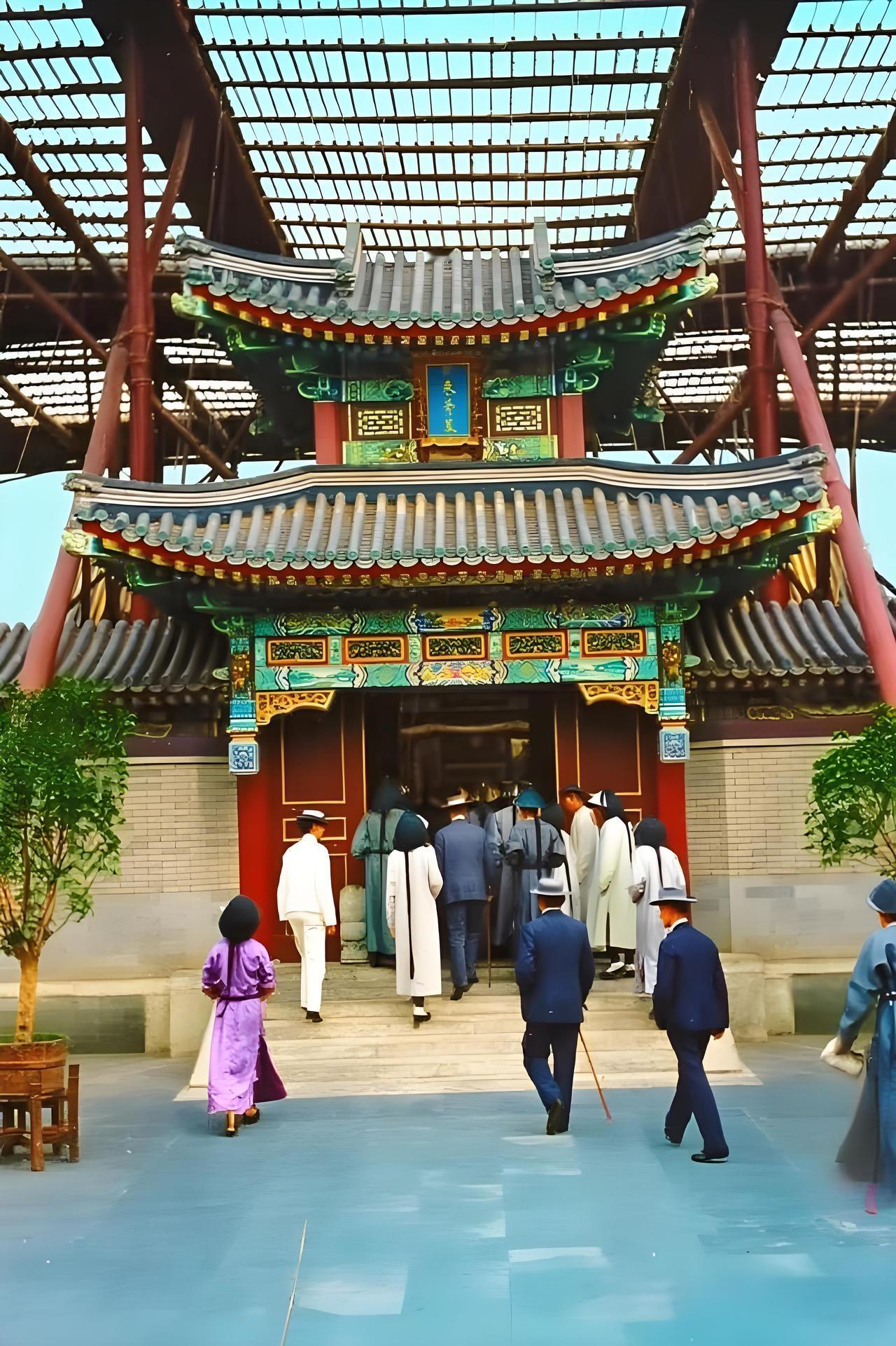 1905年那会儿，美国总统罗斯福的女儿爱丽丝他们来中国访问。14号的时候，慈禧和