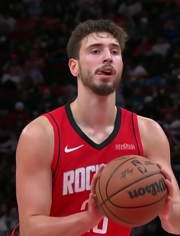 同样是球队的首发大中锋！！！约基奇：新赛季目前打了24场比赛，收获22次两双。