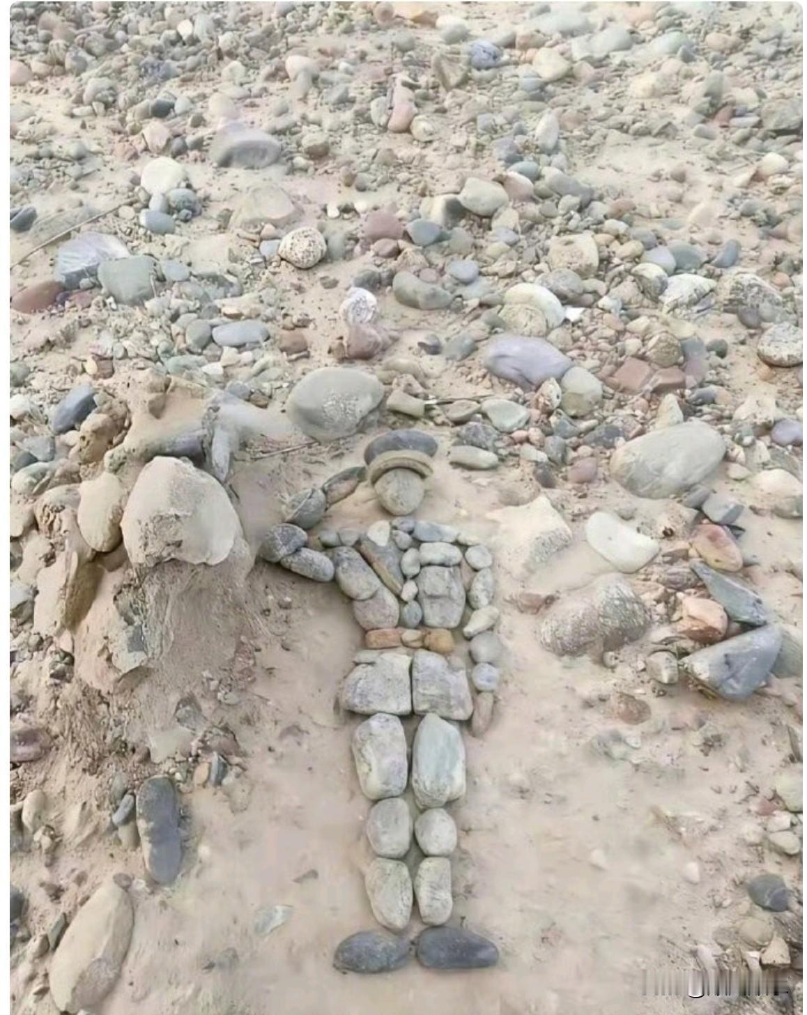 一个曾在戈壁哨所服役的老兵，多年后回到当年站岗的地方。没想到，因边境越来越安稳，