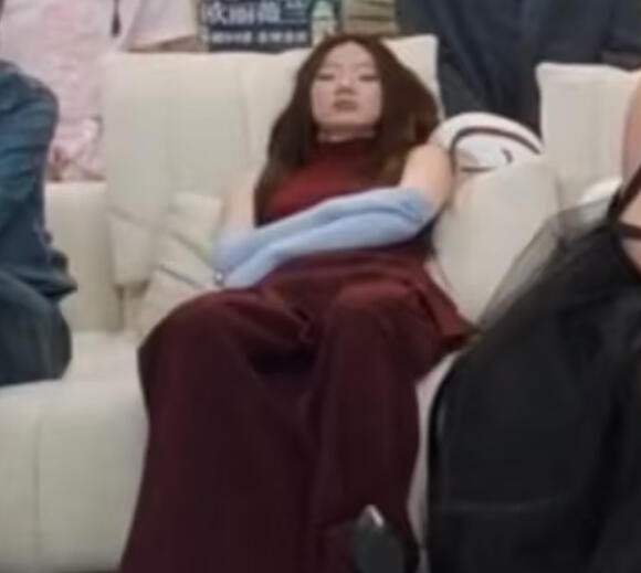 抽象下是她震耳欲聋的呐喊…《歌手》对听众来说这只是每周一回的乐子，对单依