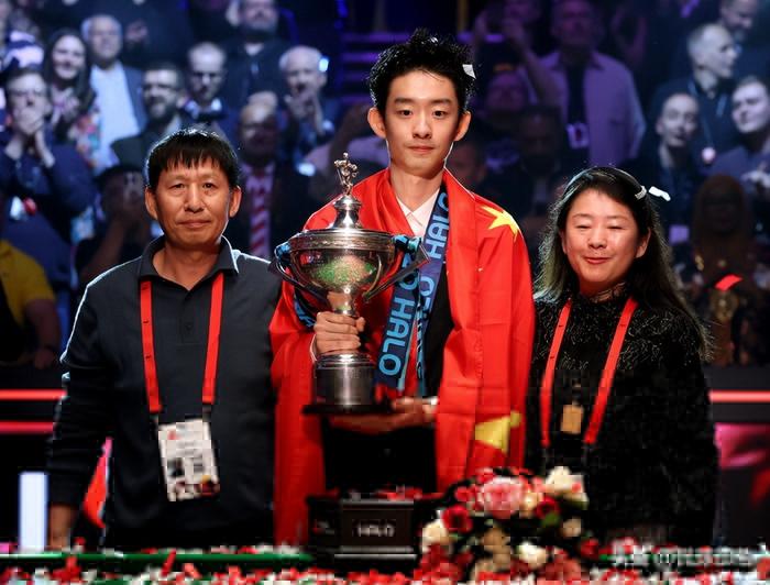 励志！吴宜泽16岁远赴英国与父亲挤一张床，夺冠获693万人民币2026年5月5