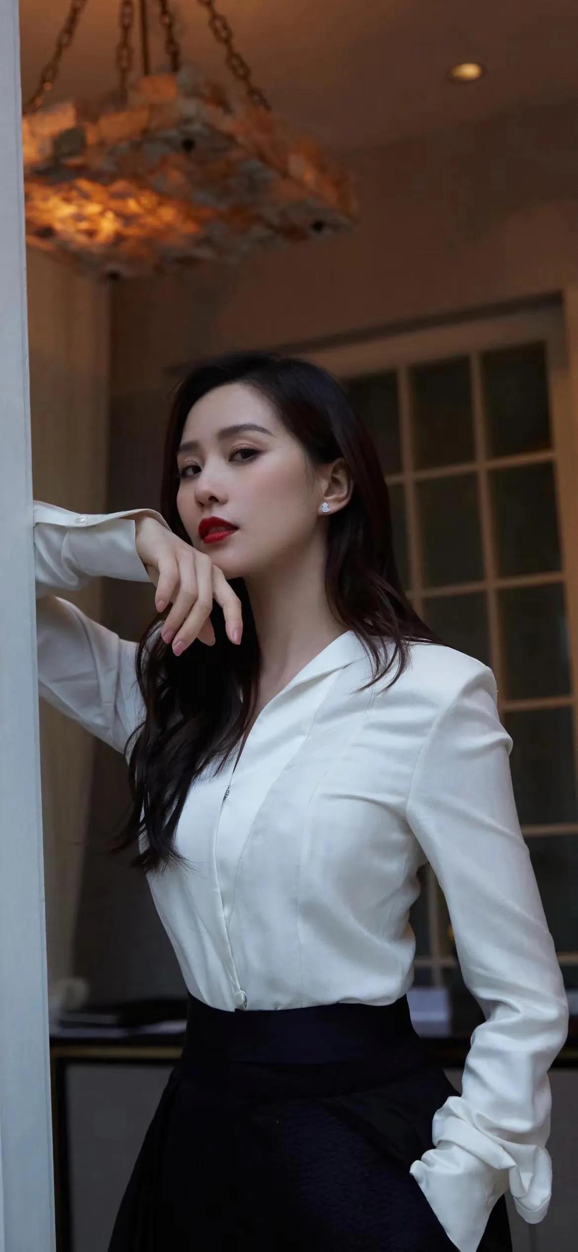 美女壁纸～刘诗诗，白衫映红唇，风骨自天成。刘诗诗以一身简约黑白，将优雅刻进骨子里