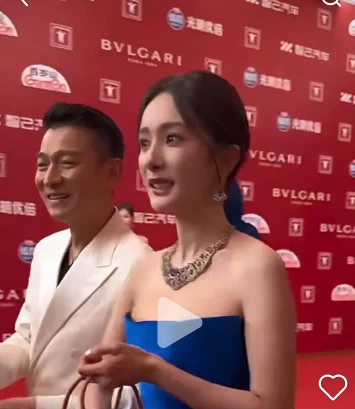 我表妹亲眼在上海电影节见过杨幂了，​她跟我说了一个大实话，说杨幂并不是你们看到电