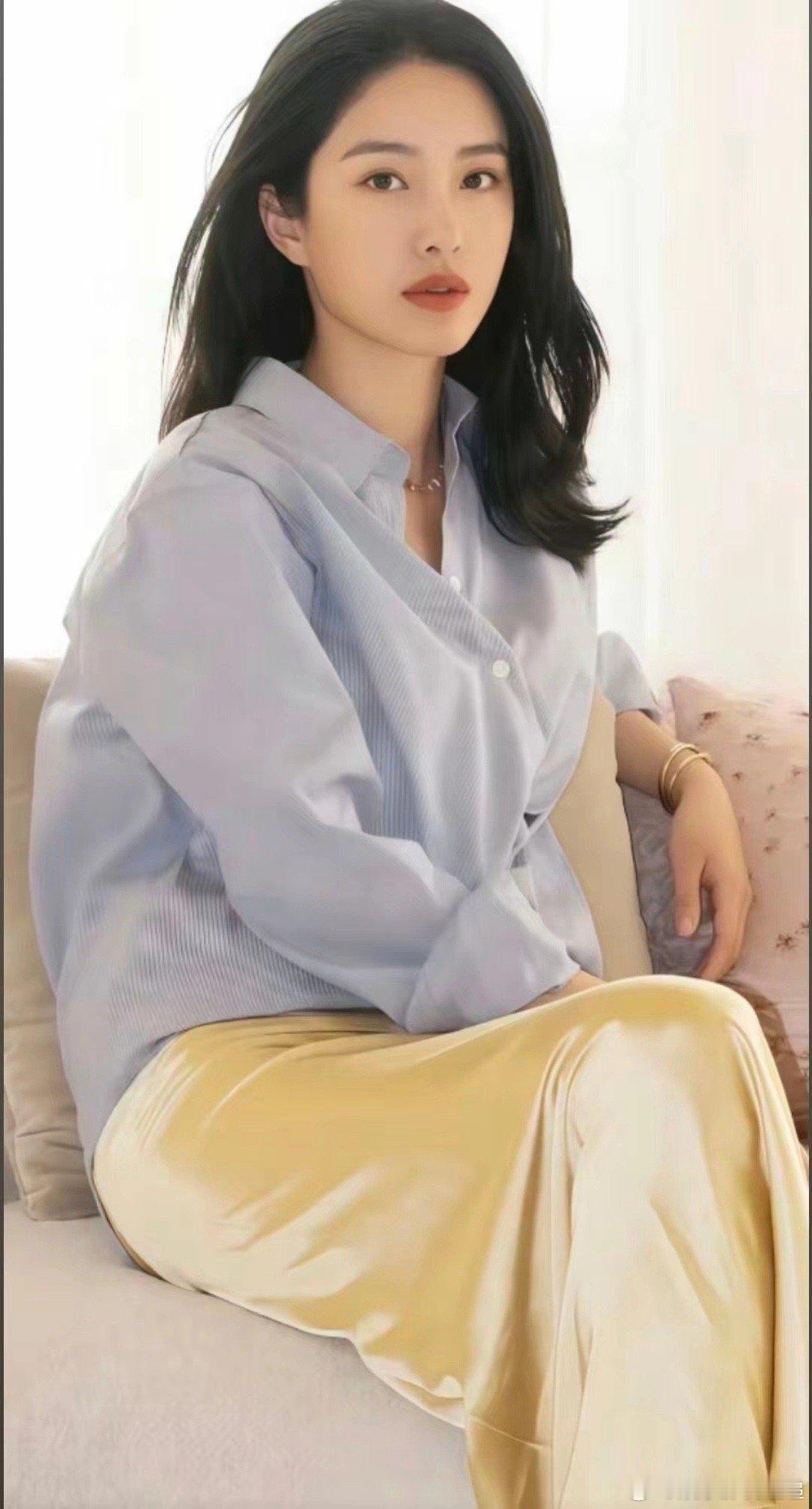 杨采钰古装造型首曝光素而不淡说得太好了，简单的造型反而突出她五官的大气。那种浑