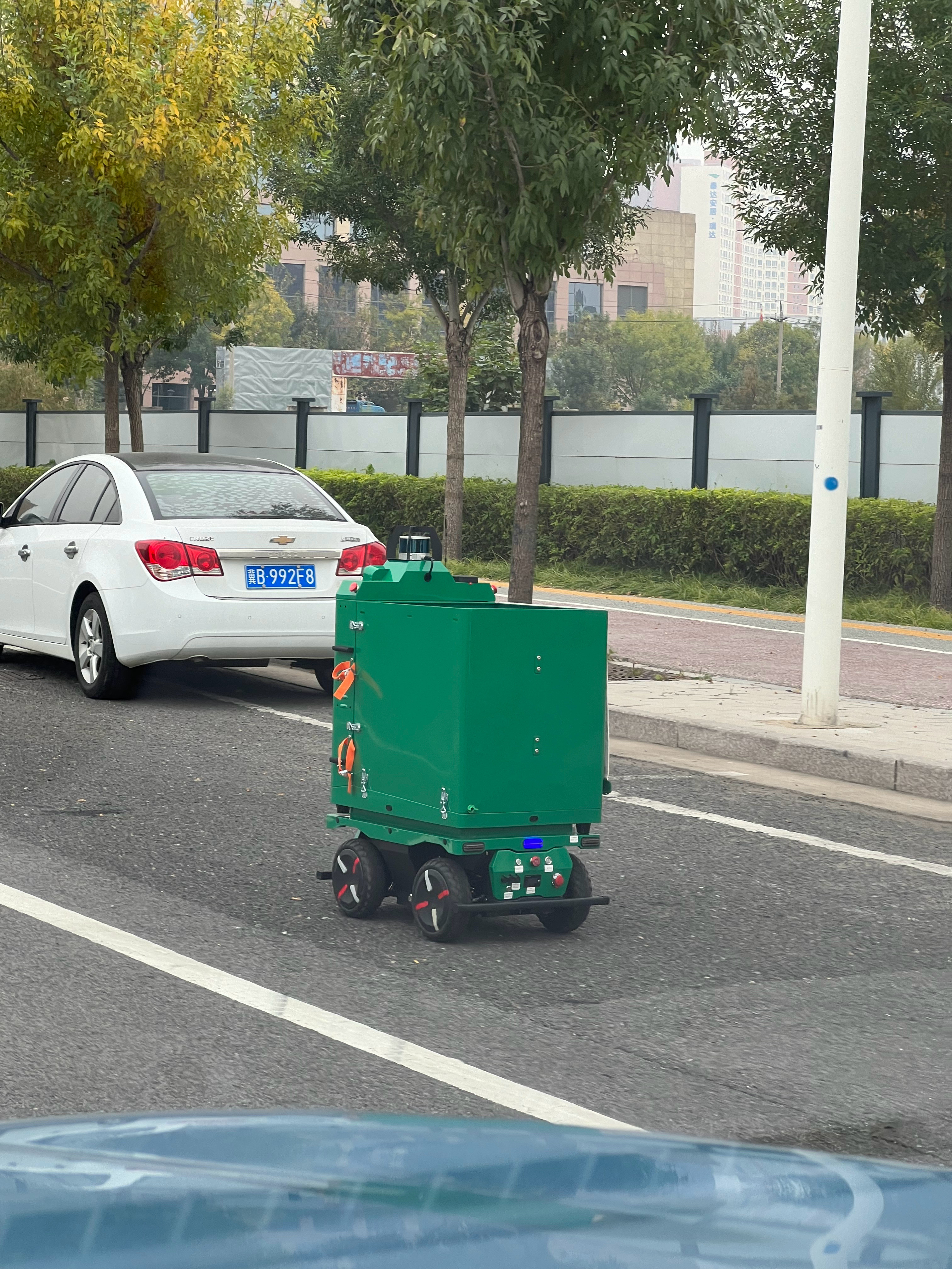 遇到一位工程师在测试他的自动小推车，我问这是干嘛的？他说以后这个可以在地铁里或者