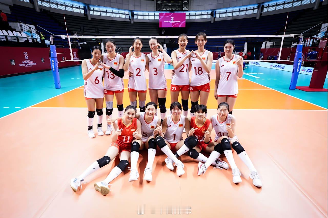 2025U21女排世锦赛中国队第六张胜利大合影。​​​