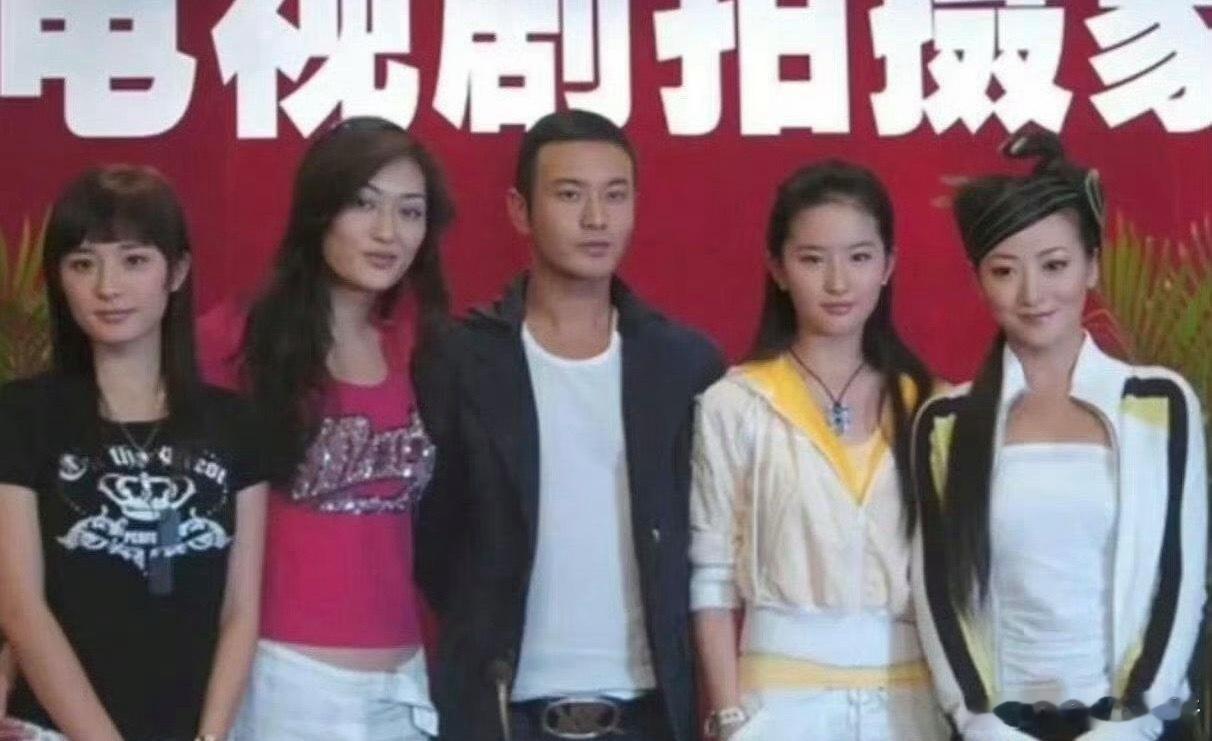 在那个没有ps的年代，杨幂和刘亦菲即便穿着运动服也美得好突出！要不说还得是85花