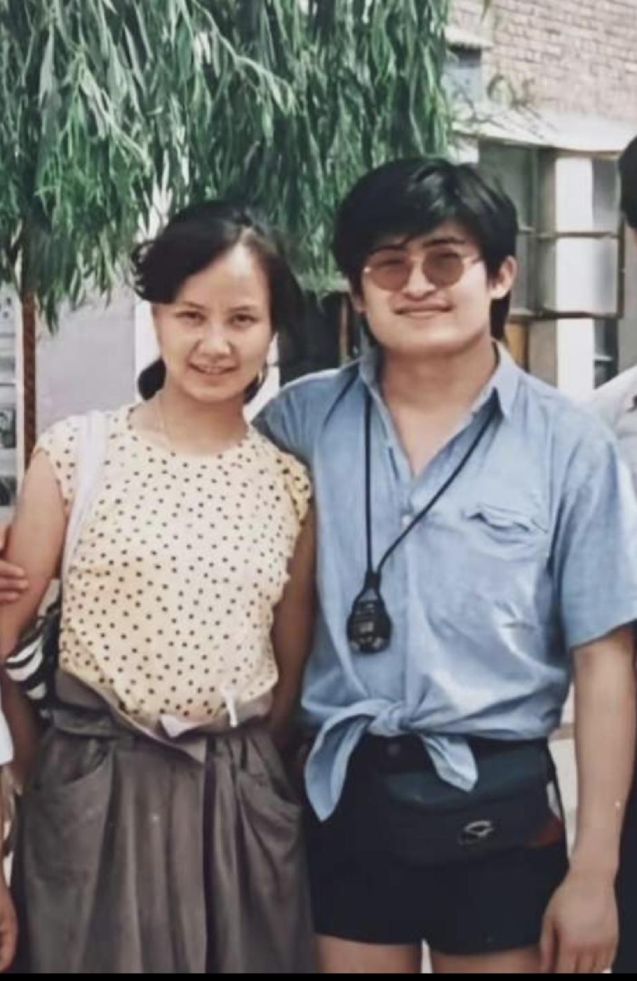那年，刚领了结婚证的刘欢和妻子卢璐情投意又和，穿着短裤的刘欢，青春洋溢好酷飒；