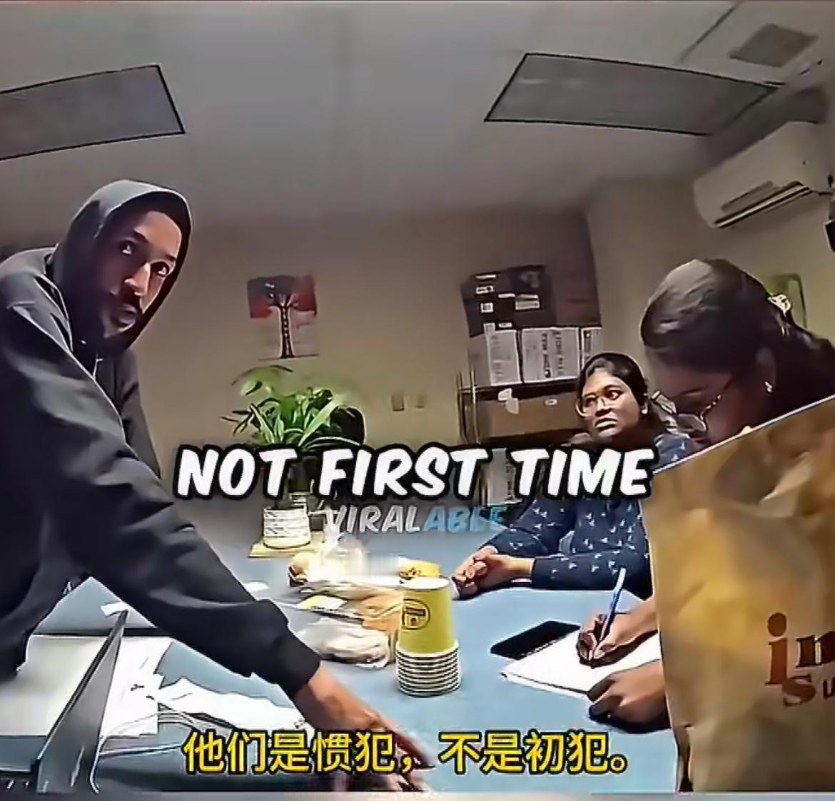 两个印度女子在美国超市偷东西被抓后，向警察辩解忘记付款了，表示愿意支付全款，希望