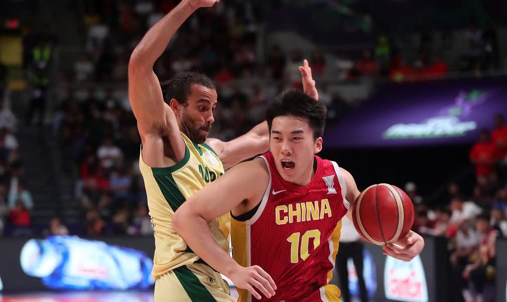 王俊杰返回美国还要上课18日，中国男篮已经启程回国。在抵达海口后，中国男