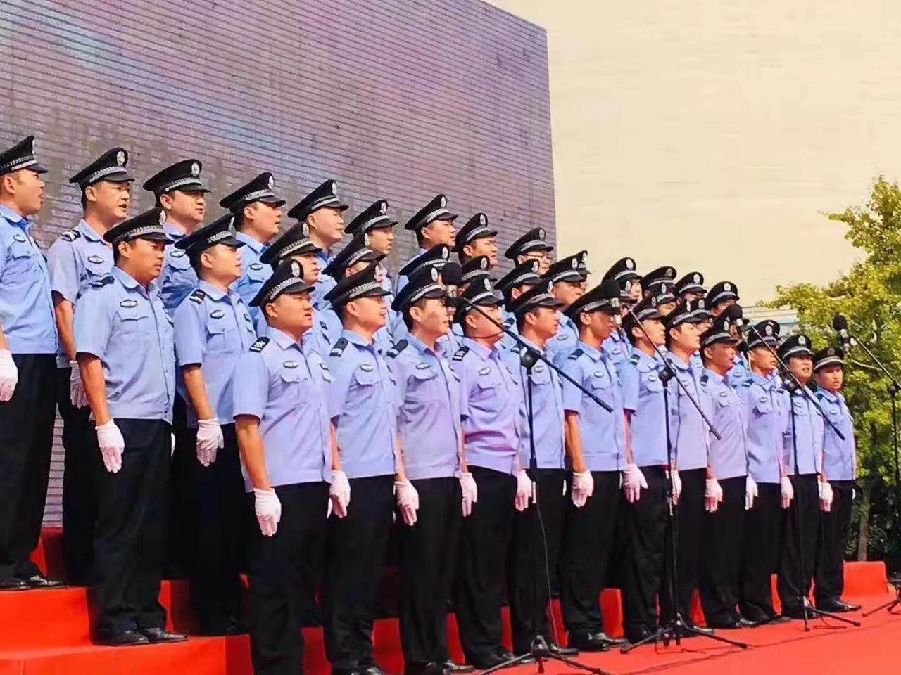 同样身穿保安服，你看看人家国企安保部的员工，你在看看你周围的保安，尤其是你们家小
