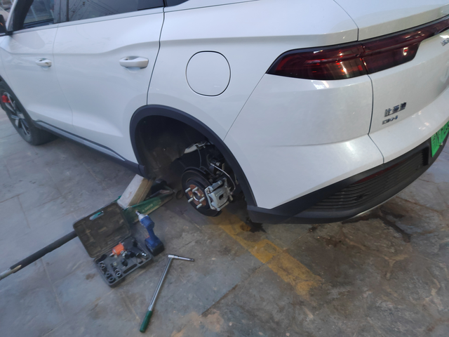 修轮胎发现比亚迪锈迹今天下午发现胎压减少，检查发现被钉子扎了！卸下轮胎发现锈迹