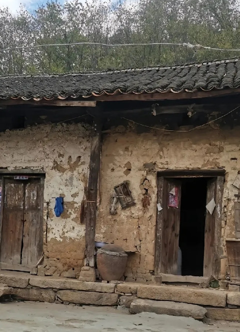 我舅妈年轻时候去广西工地上做工，里面有一个小伙对她特别好，经常请舅妈吃饭，买衣服