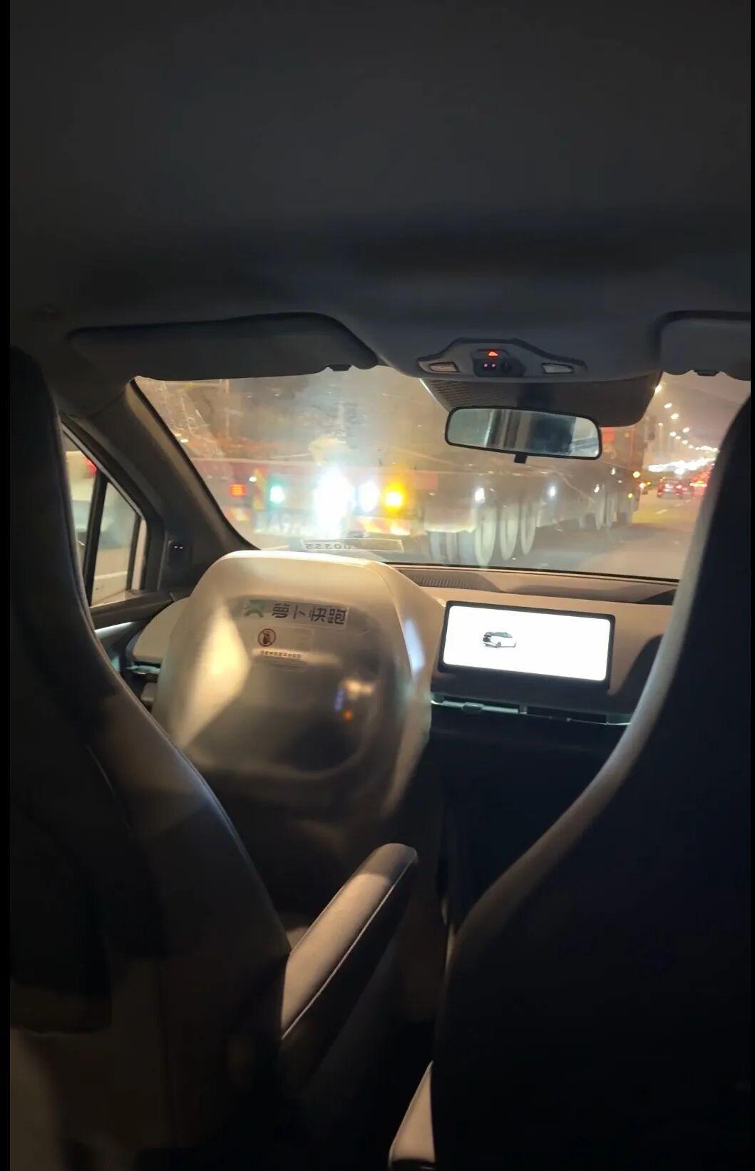 近百辆无人车集体瘫在高架上！乘客被困两小时，部分路段因此堵车数公里。3月31