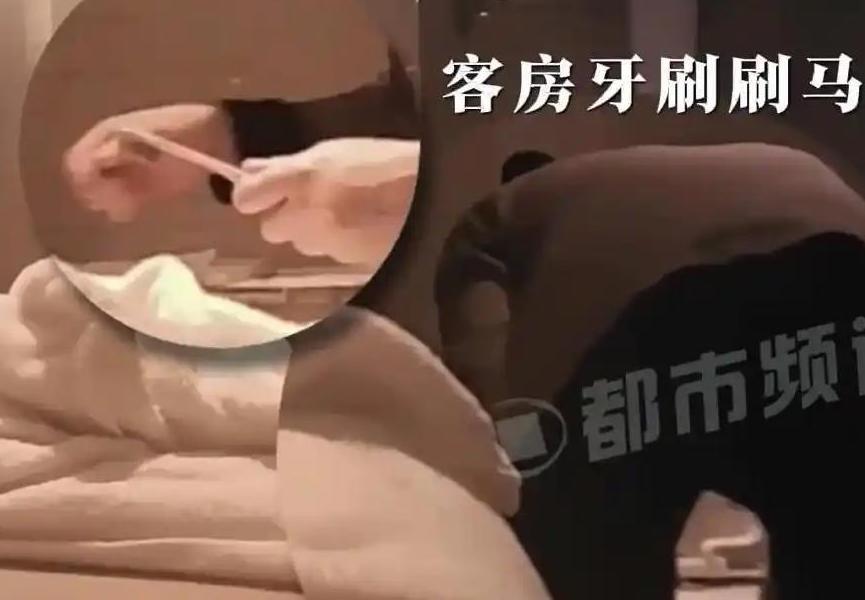 我出差住酒店有个习惯，进房间第一件事是把床单从床垫下面拽出来，看折痕。真正洗过烘