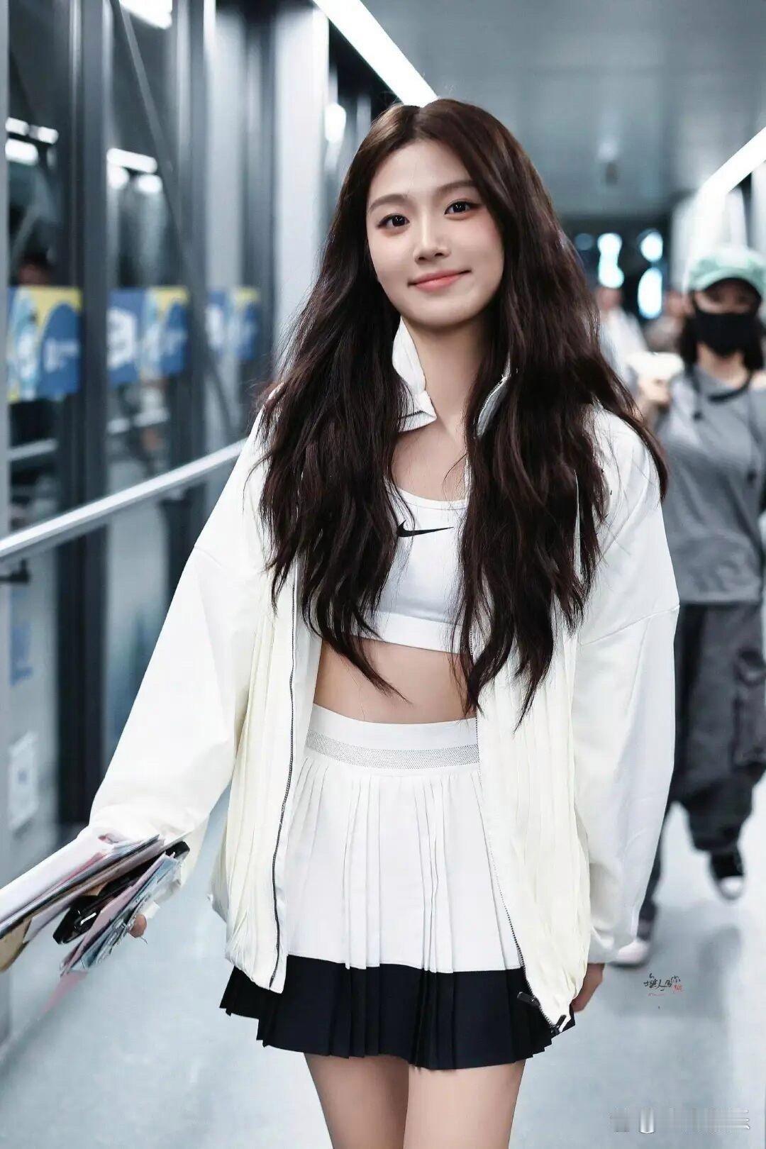 卢昱晓运动风造型太绝了，甜酷少女感拉满，又甜又飒的模样，一整个狠狠爱住～