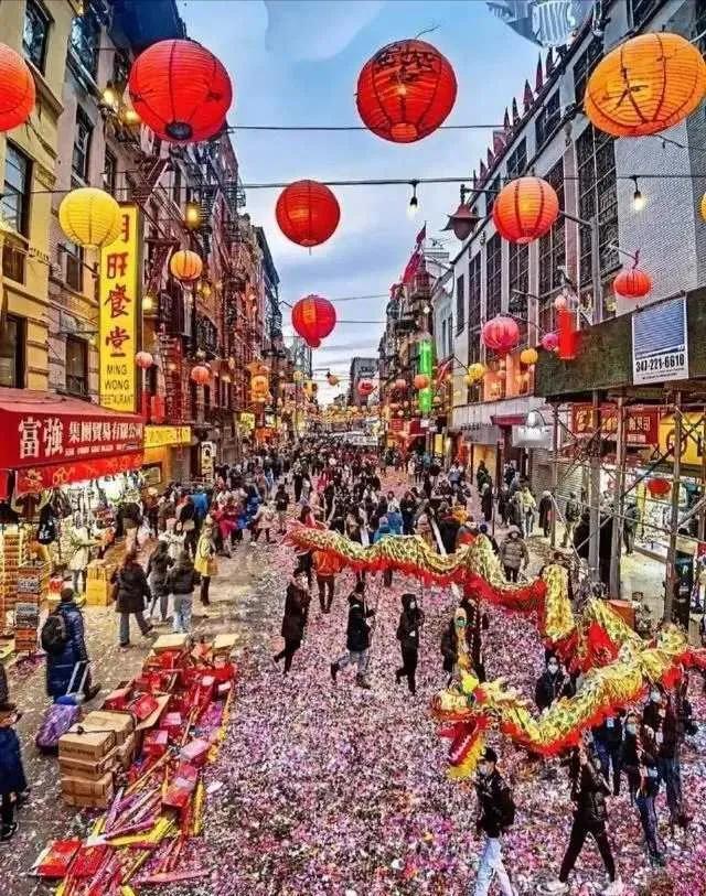 美国华裔圈里藏着一群“活清朝人”！不是影视剧，而是现实存在的逆天群体。他们留金钱