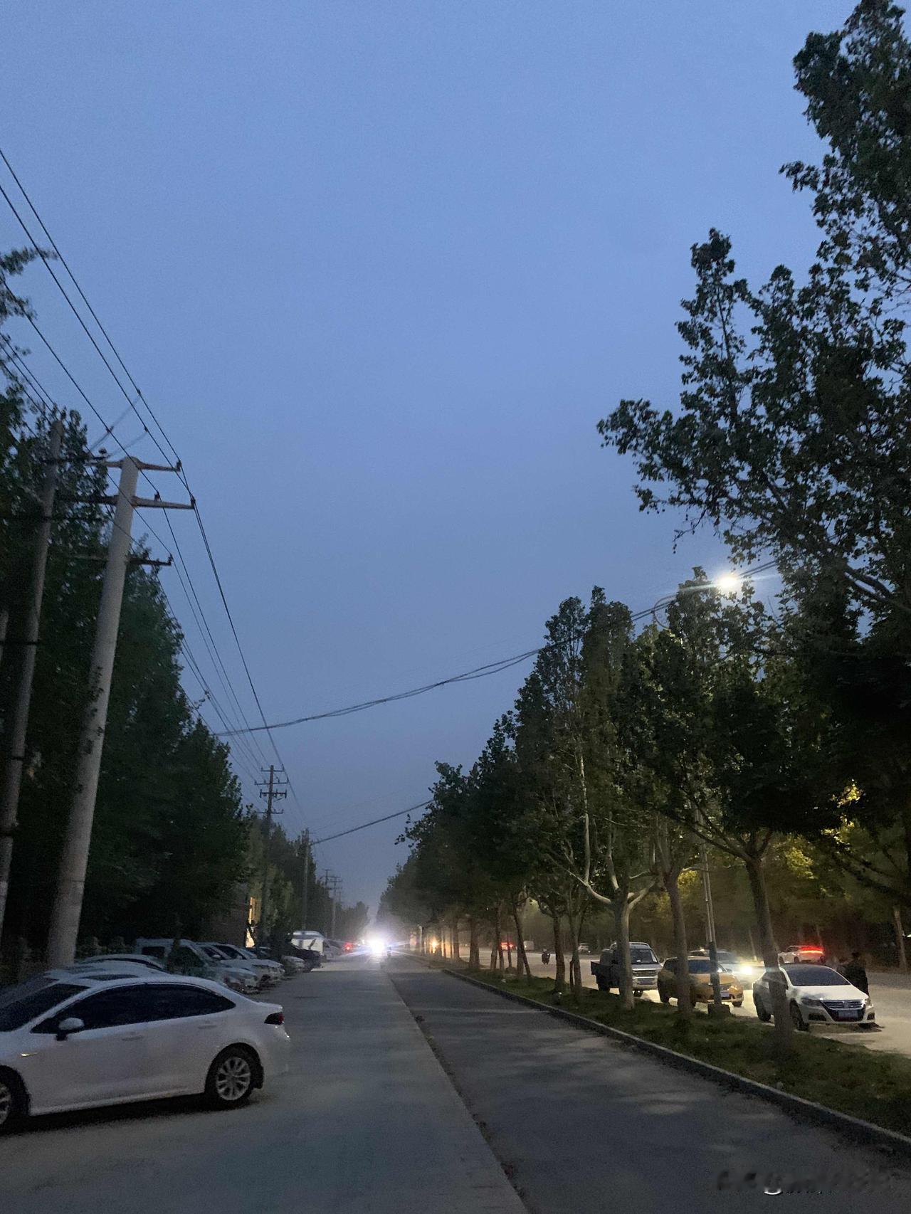 夜跑打卡，今天妥妥的6公里，每天晚上保持优良的锻炼习惯，夜跑，跑出健康，跑出人生