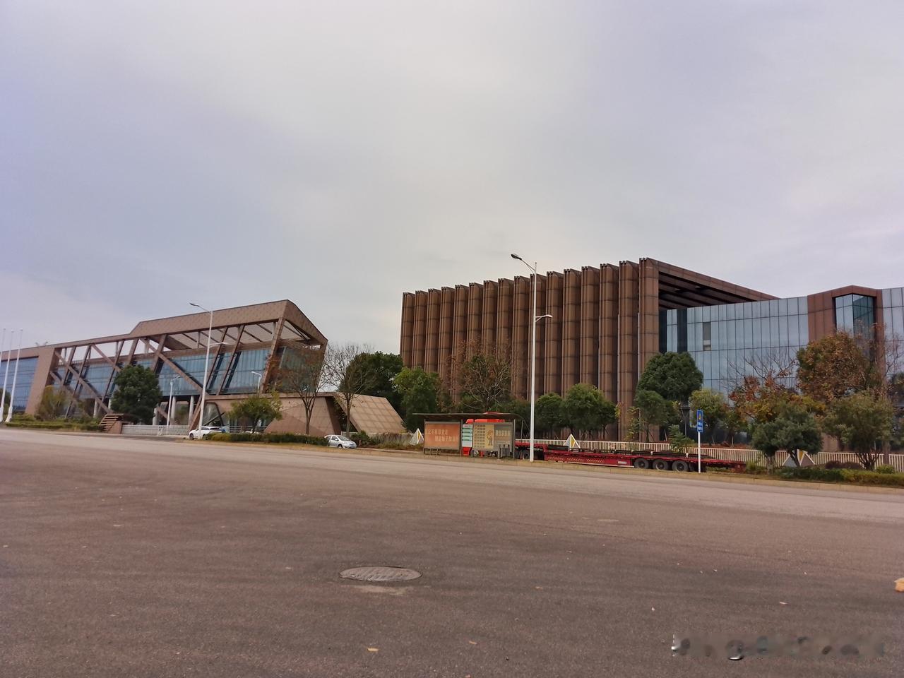 中联重科湘潭基地西厂区挂上企业标识了。两个这么大的工厂，两条直通长沙的主干道，