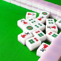 老哥老姐们，咱们今天唠个有意思的嗑儿。我有个老网友，打麻将有个绝招，叫“打一枪换