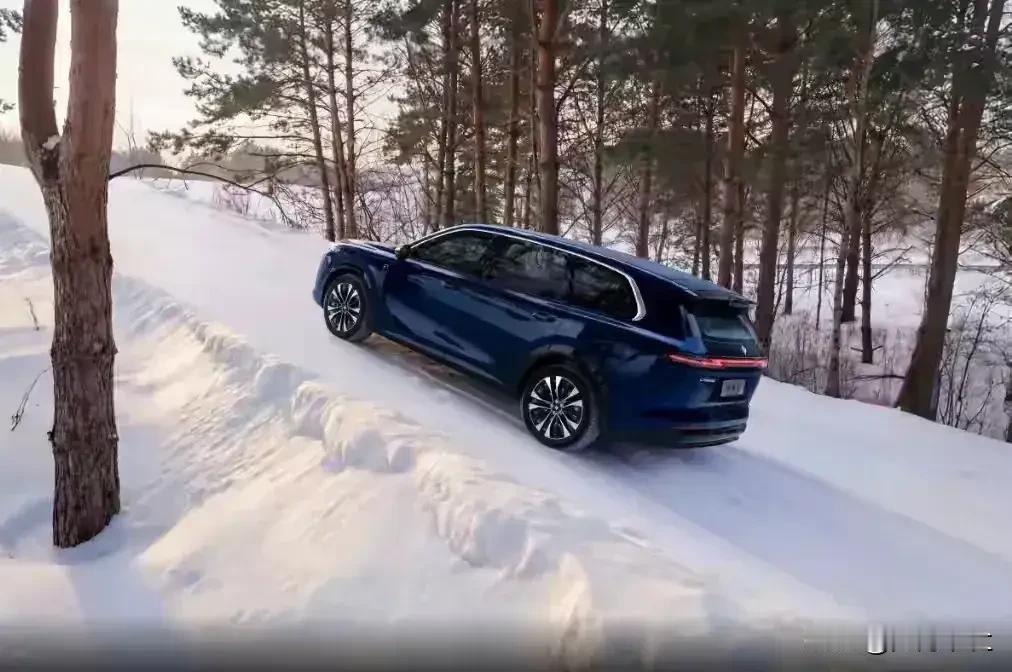 华境S全球首秀，一上来就直接全系标配华为乾崑icon，诚意直接拉满。不分车型，