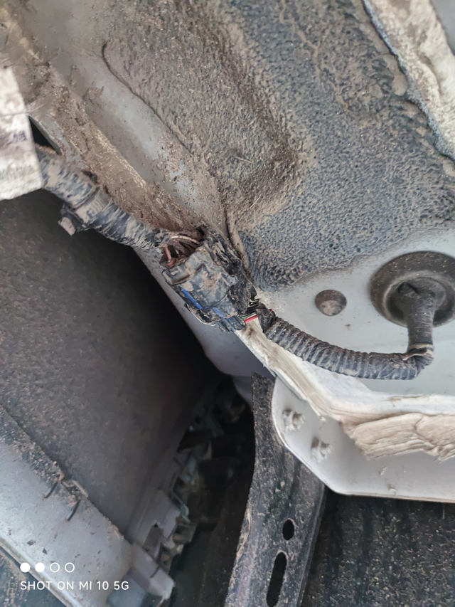 帮忙看看你们车后面下底都这样么？今天去首保了，拍了几张照片，其中我发现在下底盘