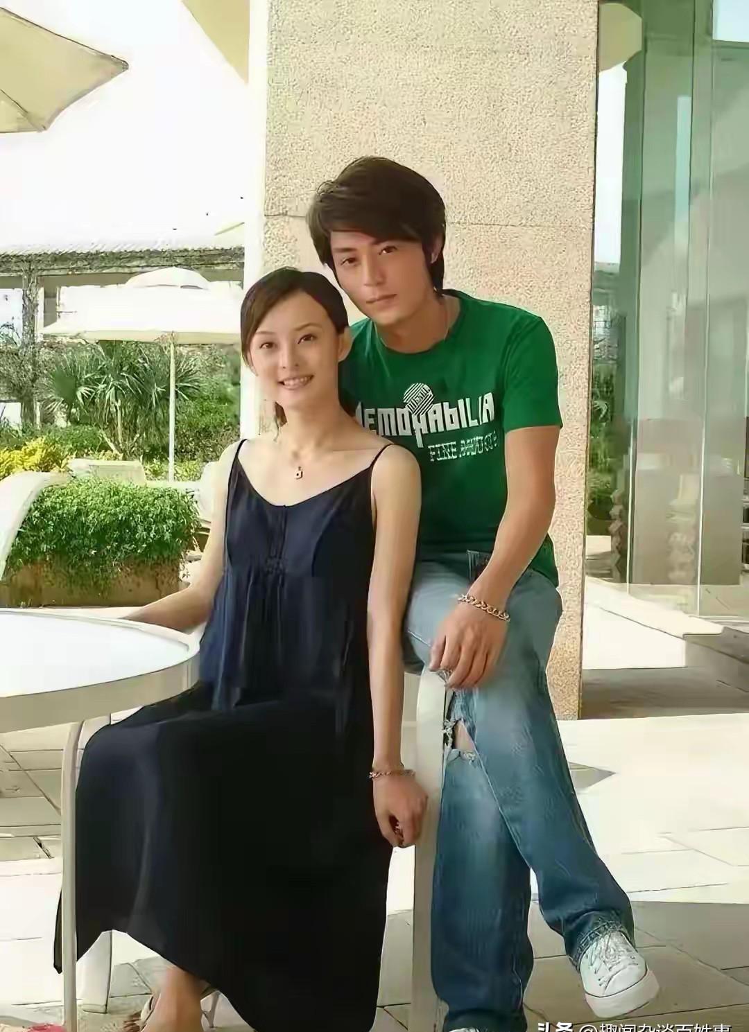 邓超看见那张照片，手指在屏幕上停了0.1秒。然后他划走了。像关上一扇老房子后