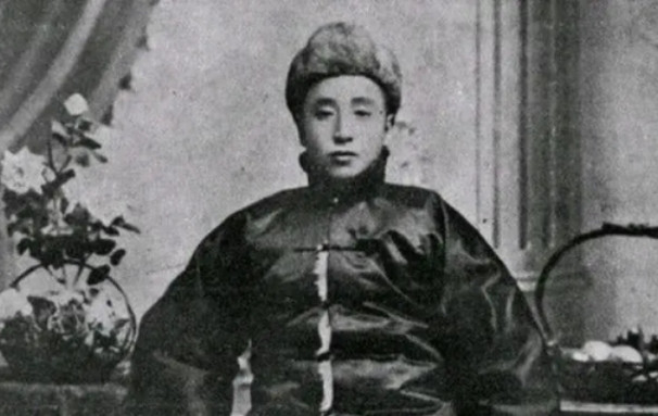 1891年，16岁的张作霖落难乞讨，孙寡妇看中了他，解开衣扣，掏出一块腰牌给他“