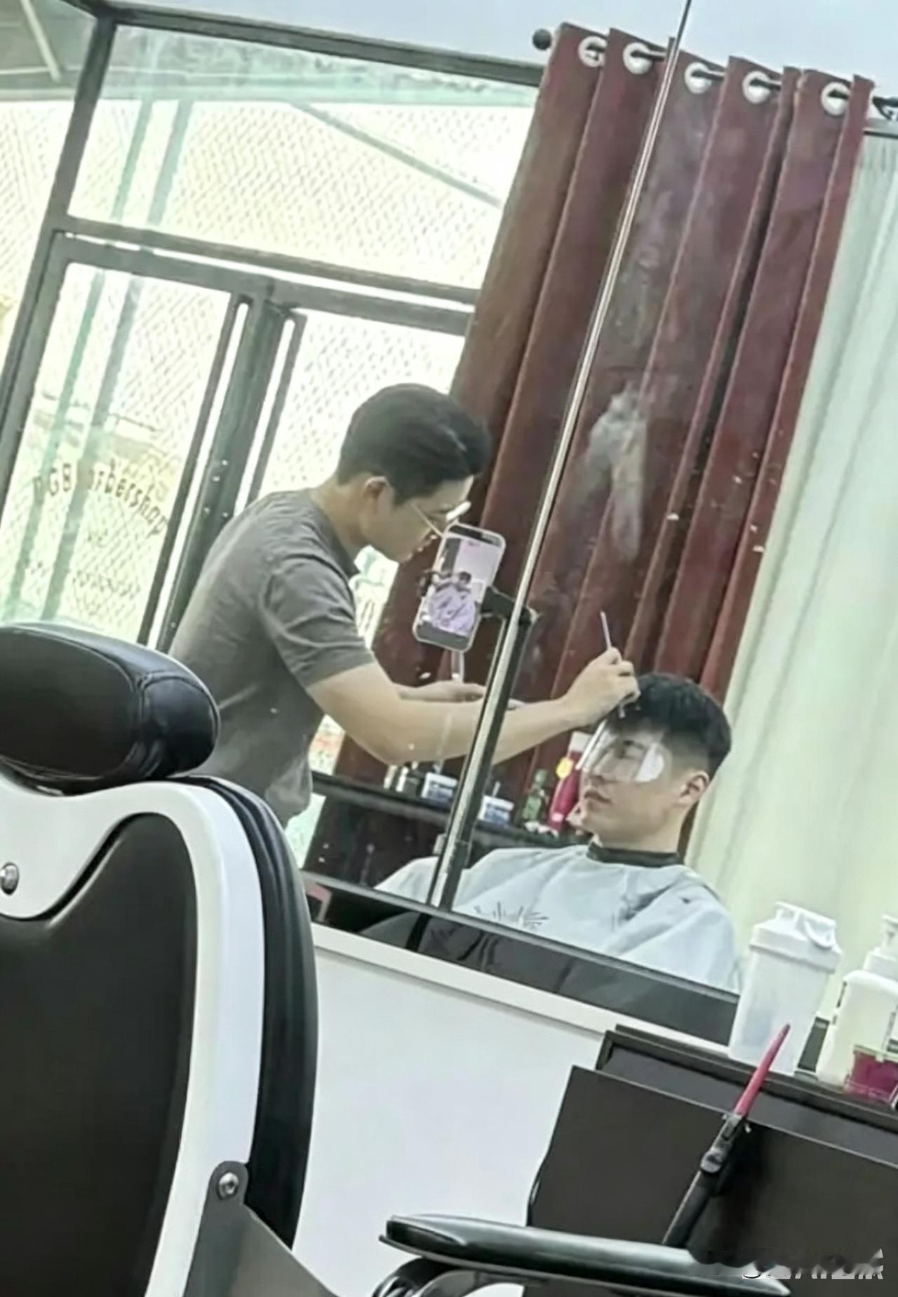 陈家政在东莞理发，极有可能为出国作准备！昨天，宏远小将陈家政被人拍到在东莞剪