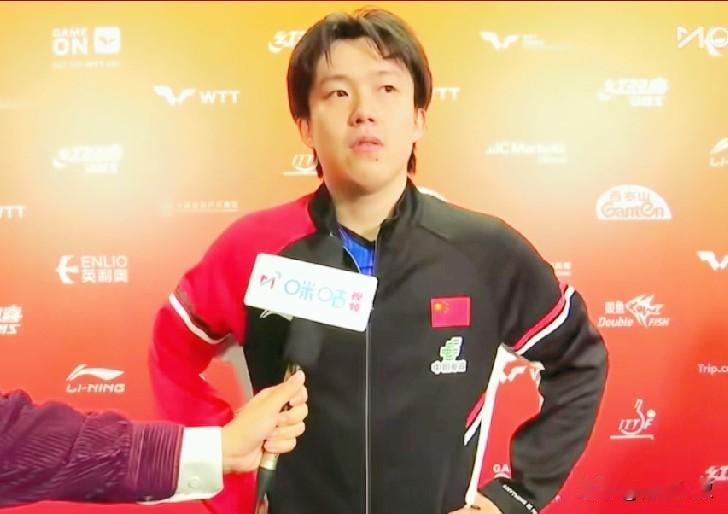 笑死我了！记者问大头一个刁钻问题，大头吓结巴了！今天莎头赢了动漫，记者问: