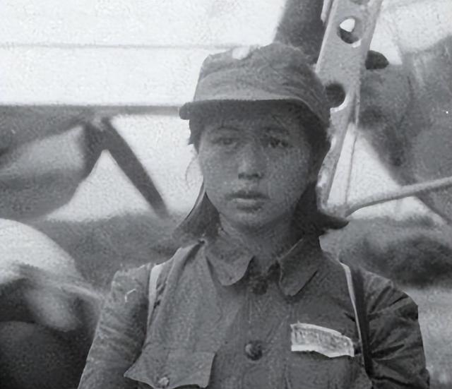 1938年，台儿庄战场。一名日军军官提刀，当着一个女护士的面，把她正在拼命抢