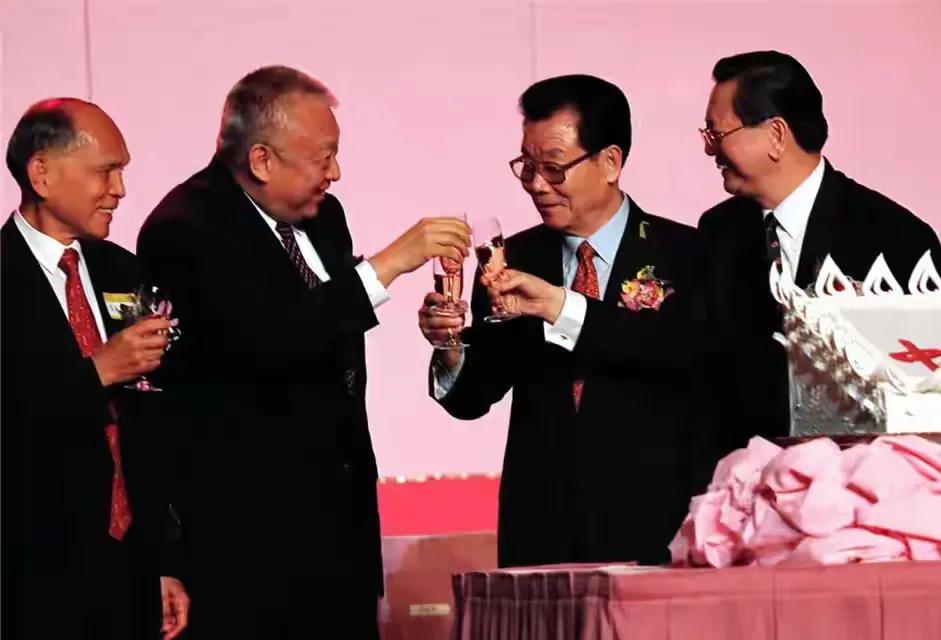 董建成对霍英东真的挺照顾的，之前两个人一起出席活动，董建华去敬酒，也带着霍英东，