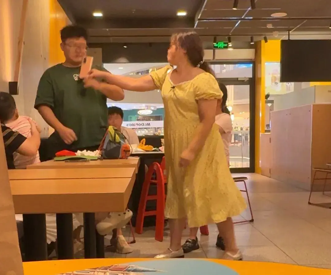 广东惠州女子在麦当劳辱骂多人，叫嚣“我认识大把警察”女子因保洁员未及时清理邻桌