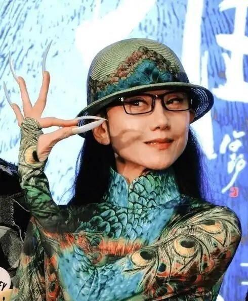 67岁杨丽萍素颜照刷屏！沙漠拍100天心血被毁，一生为舞太让人心疼67岁杨