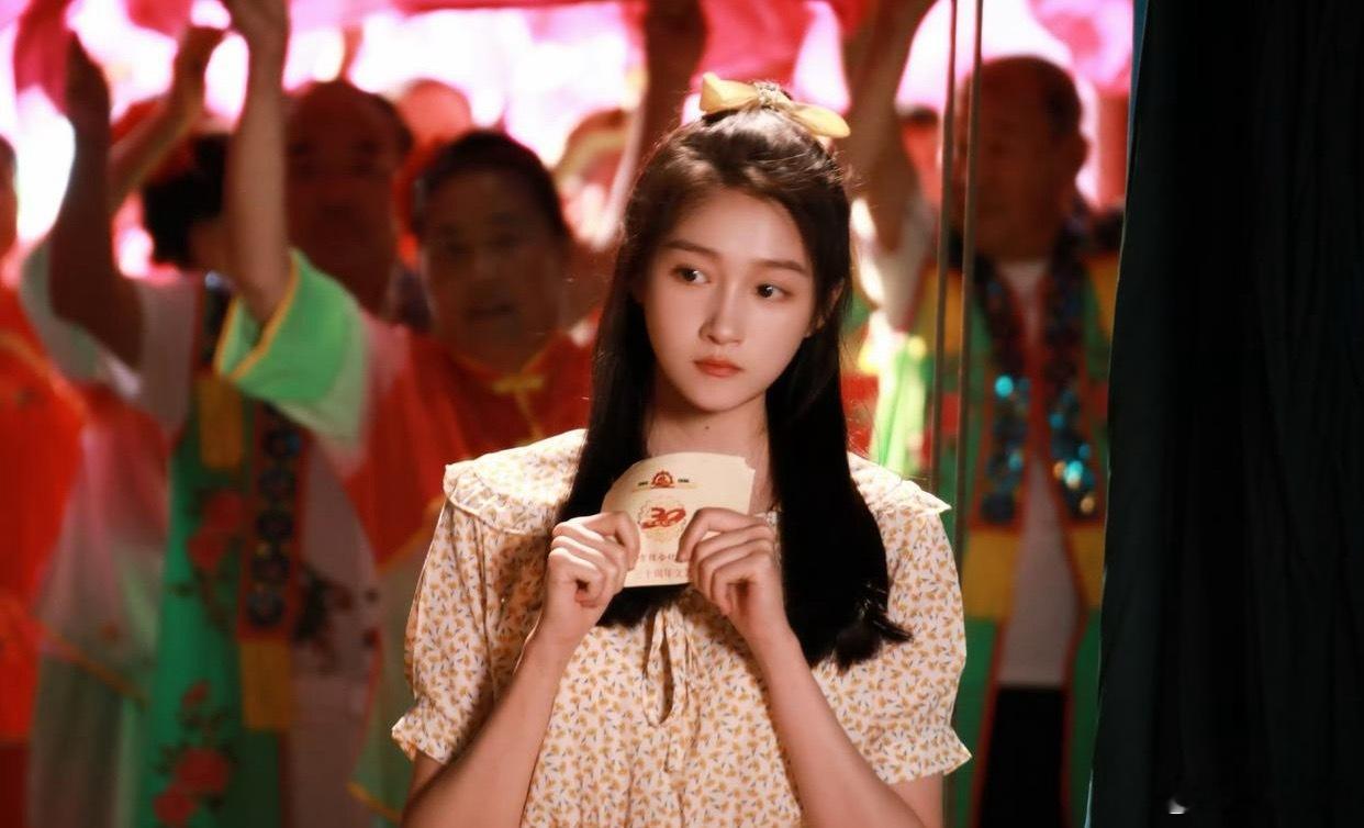 1.杨幂私下一直在看那位夜光剧本女星的笑话，从对方未婚生女到现在官宣单身，她都是