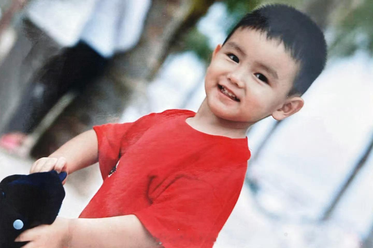 陈飞宇26岁生日照陈飞宇26岁庆生照小时候是可爱的阿瑟，26岁是闪闪发光的大人。