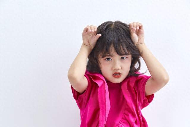 别再把“坐不住”当缺点! 脑科学揭穿专注力谎言: 你越催孩子越散