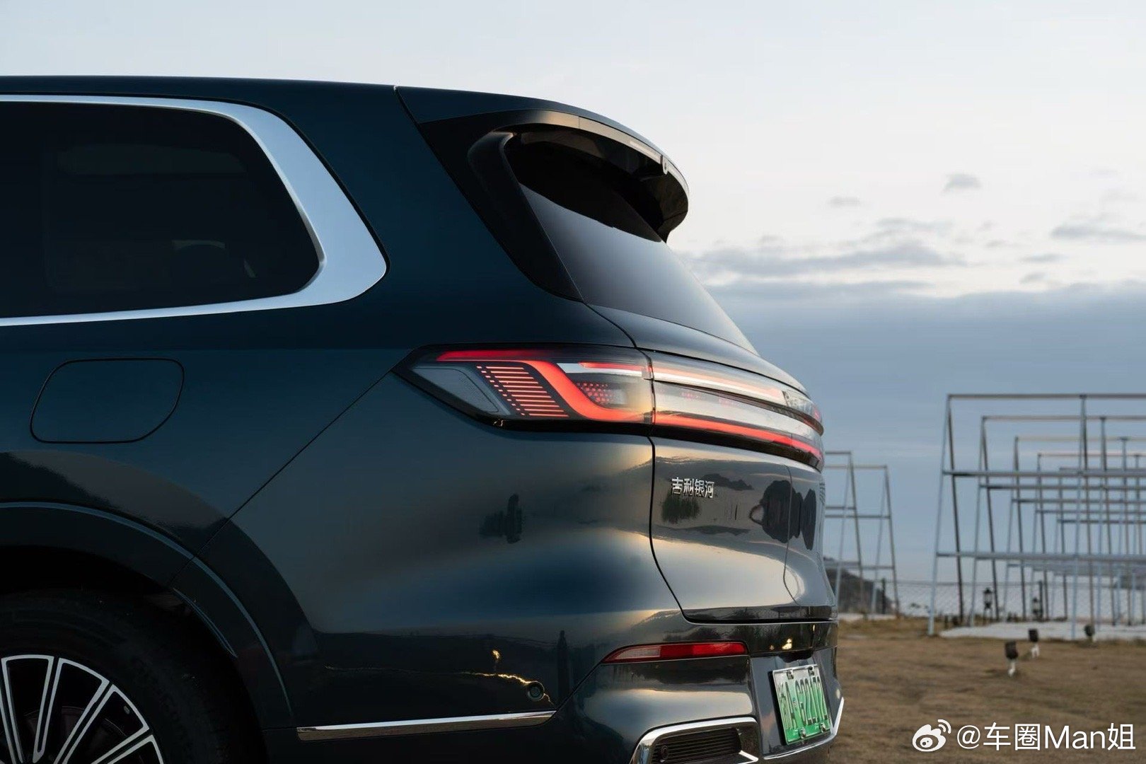 最近身边一位朋友一直跟我念叨一台车，吉利银河M9。朋友追着问：这台车17万多起售