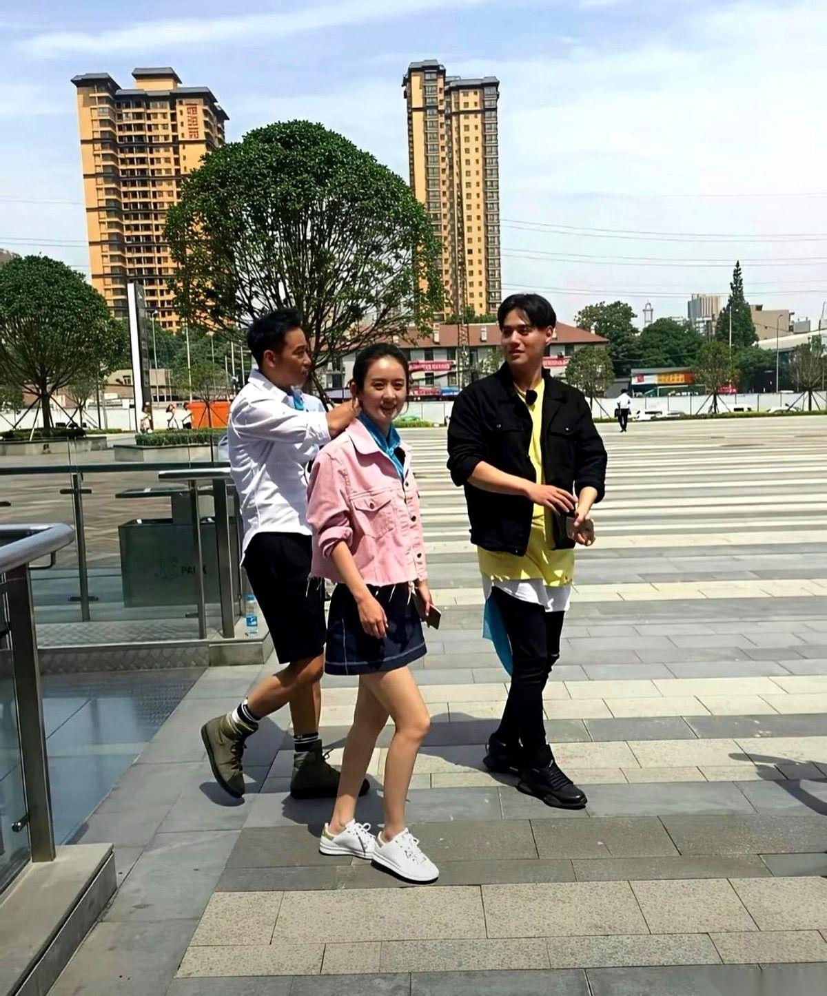 最残忍的事儿是什么？不是美人迟暮，英雄白头。而是在一张合影里，有人成了传奇，