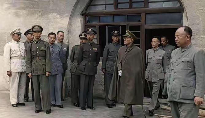 1947年，“空城”延安迎来了蒋介石，他披着军大衣，戴着白手套，领着一众国民党高