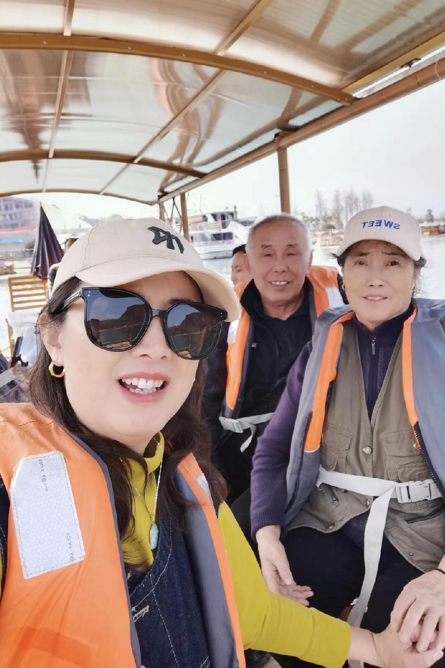 带爸妈出去玩，最累的不是腿，是嘴……上个月我表姐带着爸妈去成都玩了几天，回来跟