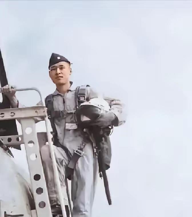 台湾空军“红狐”中队少校谢翔鹤，1964年12月18日驾RF-101A从桃园起飞