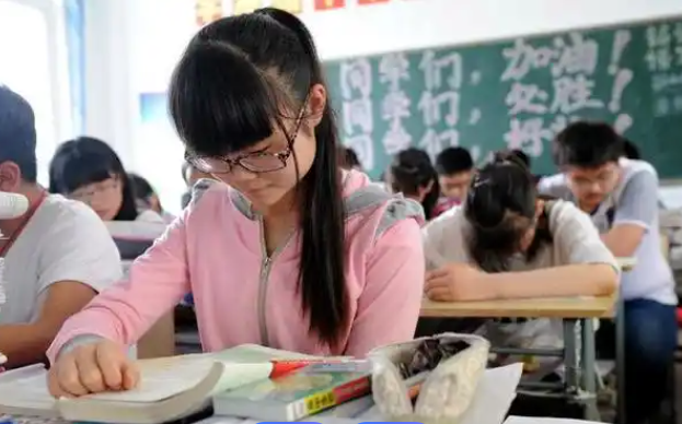 443分硬冲517分公办，家长一句话省下十几万，却差点把孩子送进复读班74分