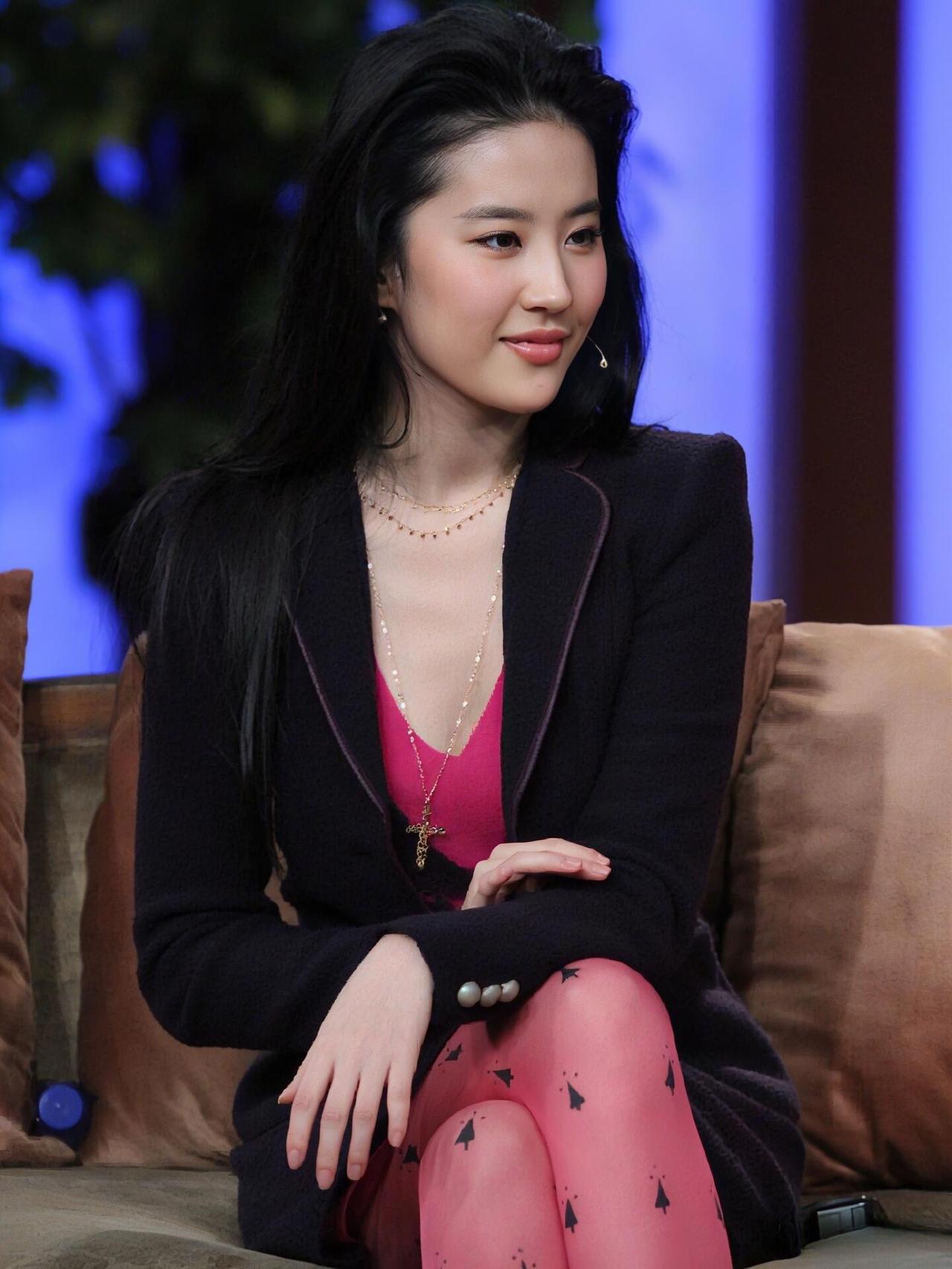 原来刘亦菲早年就这么敢穿会穿了！刘亦菲明星穿搭娱乐圈这谁顶得住啊