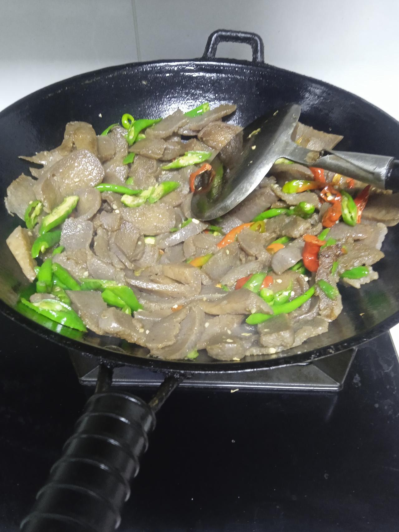 有的几十岁老人买个一两块钱的青菜白菜，问了又问还是舍不得买，那鱼肉那么贵却会去买